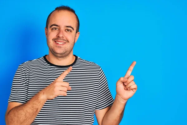 Junger Mann Gestreiftem Marine Shirt Steht Lächelnd Vor Isoliertem Blauen — Stockfoto