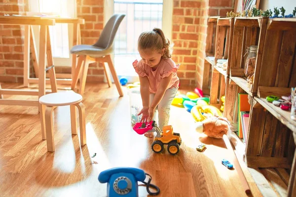 Schöne Blonde Kleinkind Mädchen Spielt Mit Traktor Kindergarten — Stockfoto