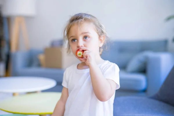 Vackra Småbarn Barnflicka Äter Jordgubb — Stockfoto
