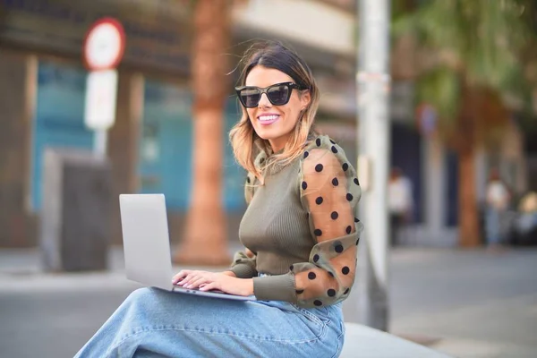 Joven Hermosa Mujer Con Gafas Sol Sonriendo Feliz Confiado Sentado — Foto de Stock