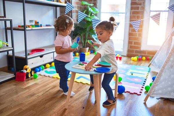 Förtjusande Småbarn Som Leker Med Mat Plast Och Bestick Dagis — Stockfoto