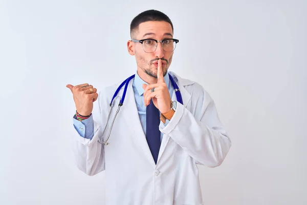 Junger Arzt Mit Stethoskop Über Isoliertem Hintergrund Der Darum Bittet — Stockfoto