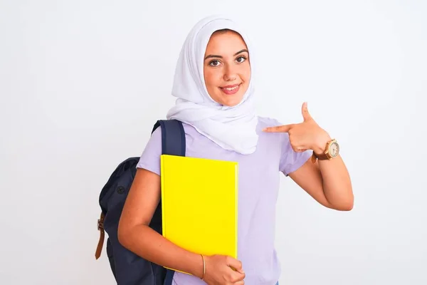 Arabisch Student Meisje Dragen Hijab Rugzak Holding Boek Geïsoleerde Witte — Stockfoto