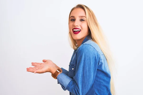 Jonge Mooie Vrouw Dragen Casual Denim Shirt Staan Geïsoleerde Witte — Stockfoto