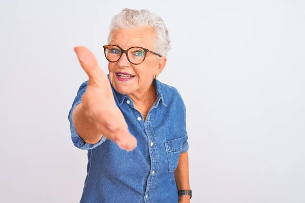 Senior Mulher Cabelos Grisalhos Vestindo Camisa Jeans Óculos Sobre Fundo — Fotografia de Stock