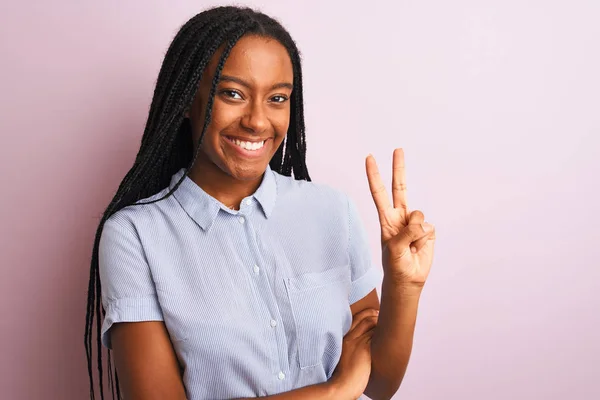 Молода Афроамериканська Жінка Одягнена Смугасту Сорочку Стоїть Над Рожевим Фоном — стокове фото