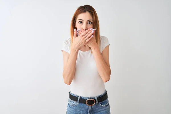 Mooie Roodharige Vrouw Dragen Casual Shirt Staande Geïsoleerde Witte Achtergrond — Stockfoto