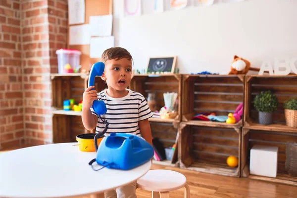 Güzel Çocuk Anaokulunda Klasik Mavi Telefonla Oynuyor — Stok fotoğraf