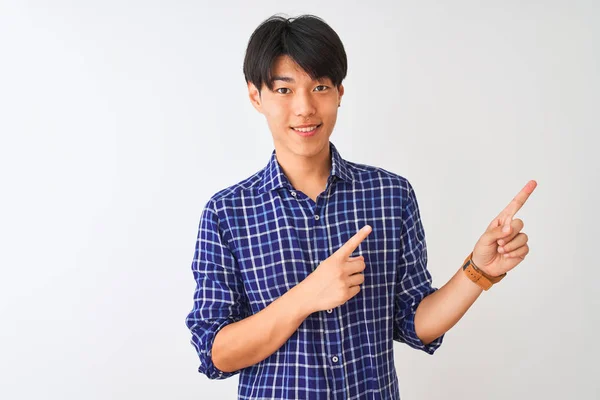 Jovem Chinês Vestindo Camisa Azul Casual Sobre Fundo Branco Isolado — Fotografia de Stock