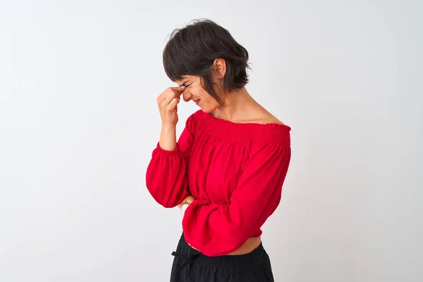 Kırmızı Yaz Tişörtü Giyen Genç Güzel Bir Kadın Izole Edilmiş — Stok fotoğraf