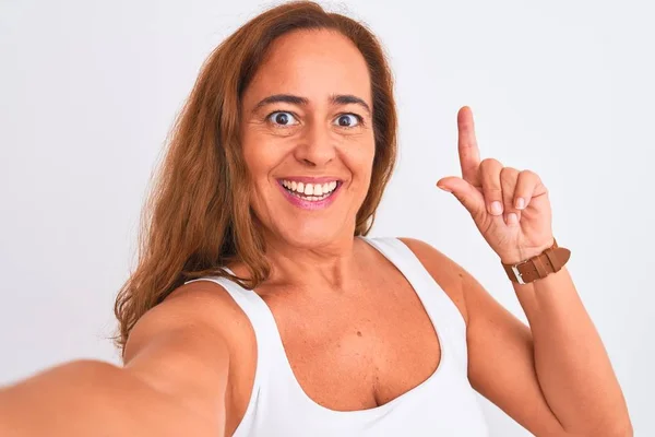 Mujer Madura Mediana Edad Tomando Una Foto Selfie Usando Teléfono — Foto de Stock