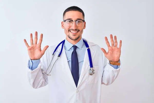 Junger Arzt Trägt Stethoskop Über Isoliertem Hintergrund Und Zeigt Mit — Stockfoto