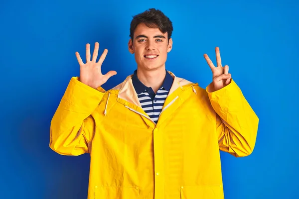Teenager Rybář Chlapec Sobě Žluté Pláštěnky Přes Izolované Pozadí Ukazuje — Stock fotografie