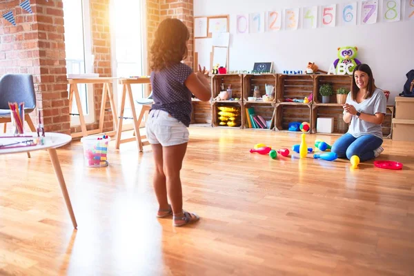 Bella Insegnante Bambina Che Gioca Bowling All Asilo — Foto Stock