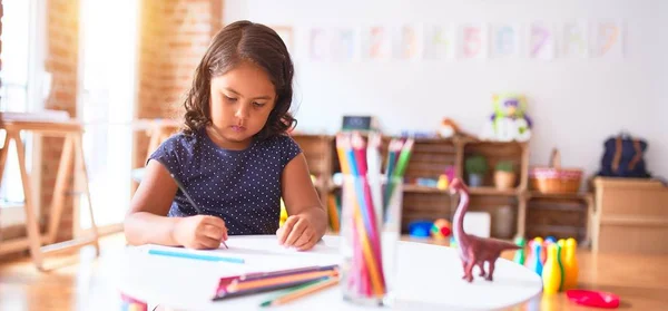 Bella Bambina Disegno Carino Disegnare Utilizzando Matite Colorate Alla Scuola — Foto Stock