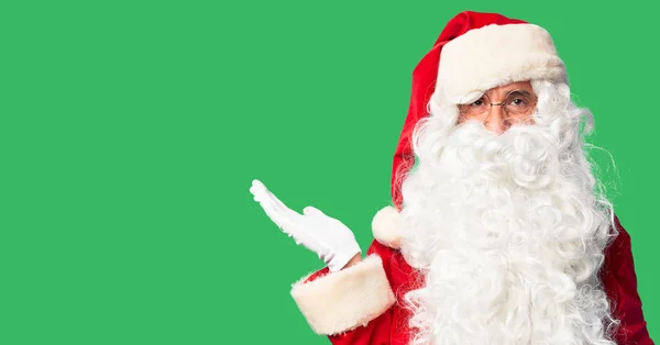 Orta Yaşlı Yakışıklı Adam Noel Baba Kostümü Sakal Takmış Neşeli — Stok fotoğraf