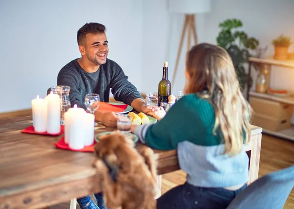 Jovem Casal Bonito Com Cão Sorrindo Feliz Confiante Comer Comida — Fotografia de Stock