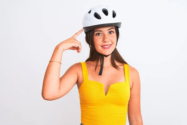 Bisiklet Kaskı Takan Genç Güzel Bir Bisikletçi Kız Izole Edilmiş — Stok fotoğraf