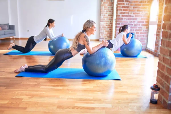 Genç Güzel Bir Grup Sporcu Kadın Yoga Yapıyor Spor Salonunda — Stok fotoğraf