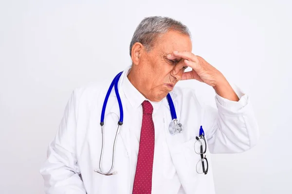 Starší Šedovlasý Doktor Stetoskopem Stojící Nad Osamělým Bílým Pozadím Cítil — Stock fotografie