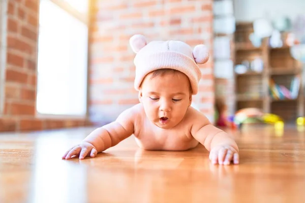 Bebê Adorável Deitado Sofá Casa Recém Nascido Vestindo Chapéu Fanny — Fotografia de Stock