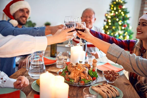 Schöne Familie Mit Weihnachtsmann Hut Treffen Lächelnd Glücklich Und Zuversichtlich — Stockfoto