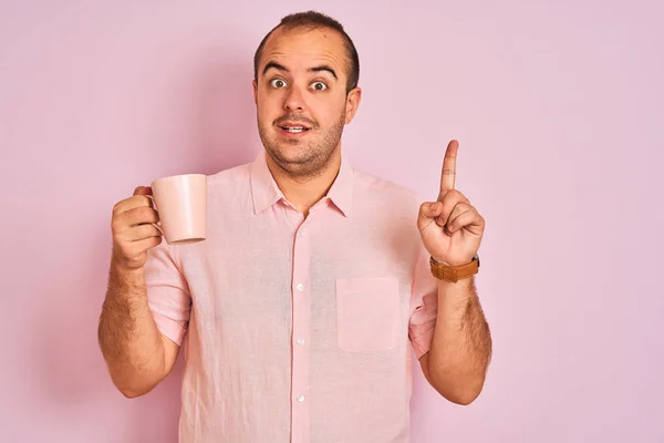 Jongeman Drinken Kopje Koffie Staan Geïsoleerde Roze Achtergrond Verrast Met — Stockfoto