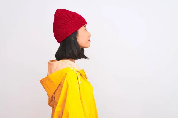 Joven Hermosa Mujer China Con Impermeable Gorra Lana Sobre Fondo — Foto de Stock