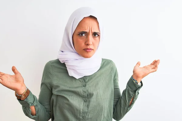 Jonge Mooie Arabische Vrouw Draagt Traditionele Moslim Hijab Geïsoleerde Achtergrond — Stockfoto