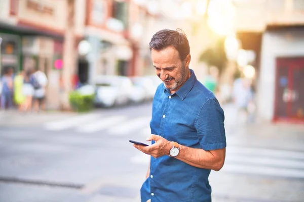 Middelbare Leeftijd Knappe Zakenman Straat Met Behulp Van Smartphone Glimlachen — Stockfoto