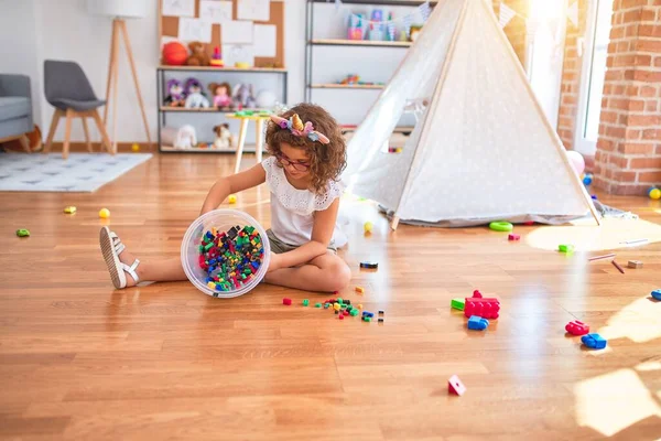 Bela Criança Usando Óculos Diadema Unicórnio Sentado Chão Brincando Com — Fotografia de Stock