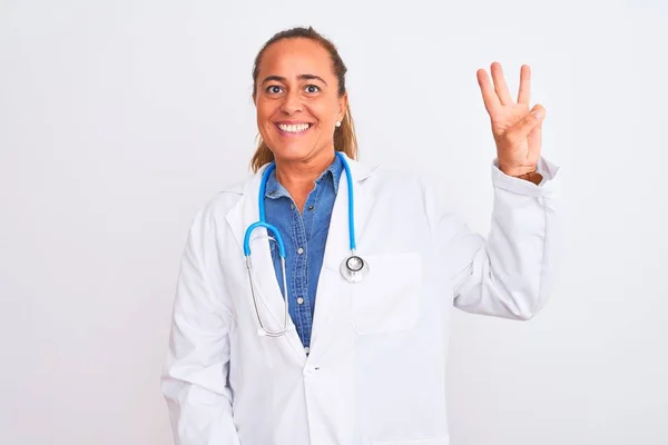 Zralý Lékař Středního Věku Žena Nosí Stetoskop Přes Izolované Pozadí — Stock fotografie