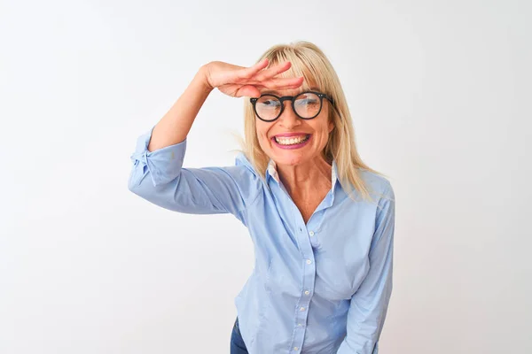 Mujer Negocios Mediana Edad Con Camisa Elegante Gafas Sobre Fondo — Foto de Stock