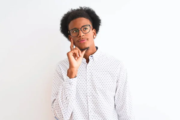 Giovane Uomo Afroamericano Indossa Camicia Elegante Occhiali Sfondo Bianco Isolato — Foto Stock