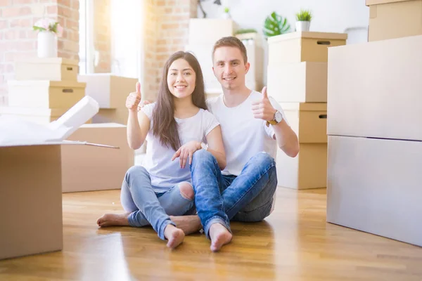 Junges Schönes Paar Das Auf Dem Boden Neuen Zuhause Kartons — Stockfoto