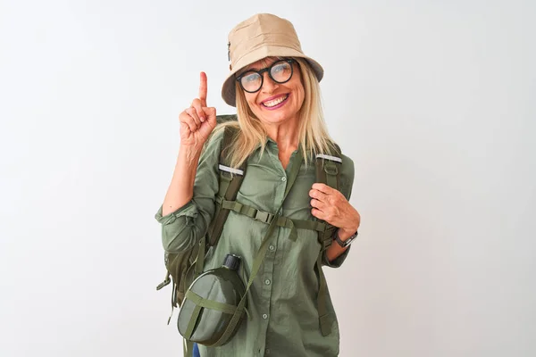 Wanderin Mittleren Alters Mit Rucksackmütze Kantinenbrille Über Isoliertem Weißem Hintergrund — Stockfoto