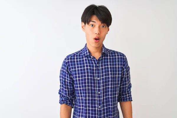 Junger Chinesischer Mann Lässigem Blauem Hemd Der Vor Isoliertem Weißem — Stockfoto
