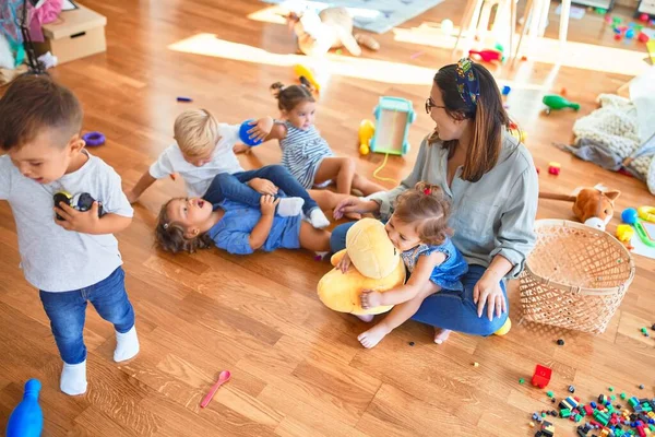 Vacker Lärare Och Grupp Småbarn Leker Runt Massor Leksaker Dagis — Stockfoto