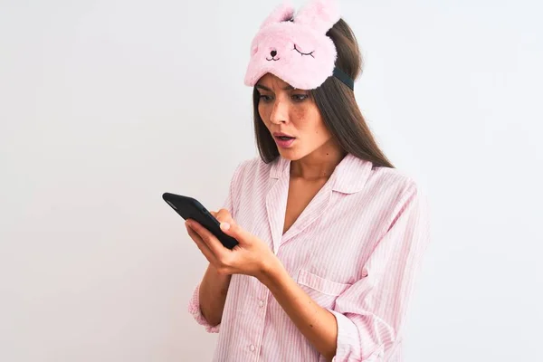 Jovem Mulher Usando Máscara Sono Pijama Usando Smartphone Sobre Fundo — Fotografia de Stock