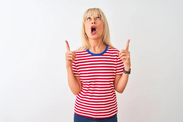 Kobieta Średnim Wieku Ubrana Luźny Shirt Paski Stojący Nad Odizolowanym — Zdjęcie stockowe