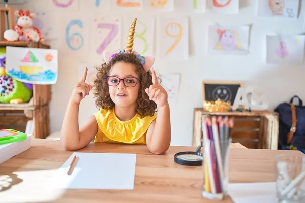 Bellissimo Bambino Che Indossa Occhiali Diadema Unicorno Seduto Sulla Scrivania — Foto Stock