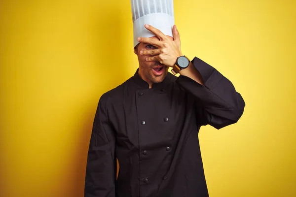 Üniformalı Şapkalı Genç Aşçı Izole Edilmiş Sarı Arka Planda Dikiliyor — Stok fotoğraf