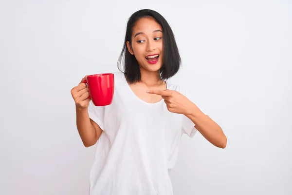 Młoda Piękna Chinka Pije Filiżankę Kawy Odizolowanym Białym Tle Bardzo — Zdjęcie stockowe