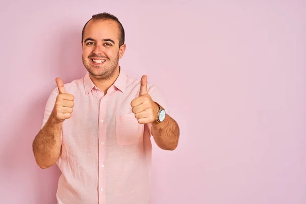 Mladý Muž Elegantní Košili Stojící Nad Izolovaným Růžovým Pozadím Schvalující — Stock fotografie