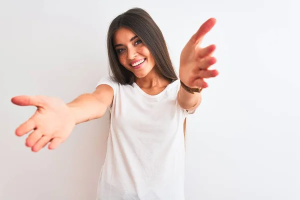 Joven Hermosa Mujer Con Camiseta Casual Pie Sobre Fondo Blanco —  Fotos de Stock