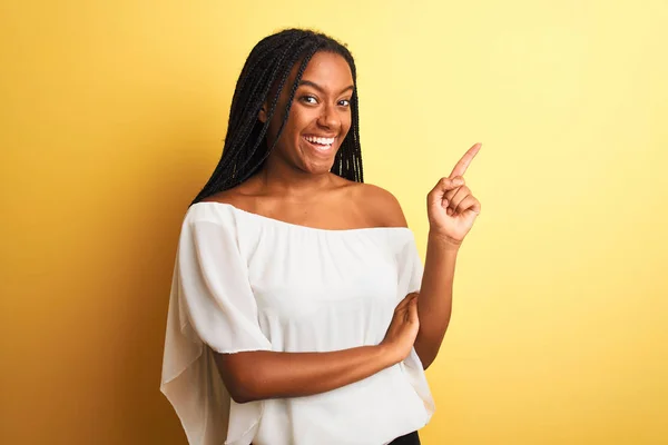 Mujer Afroamericana Joven Con Camiseta Blanca Pie Sobre Fondo Amarillo — Foto de Stock