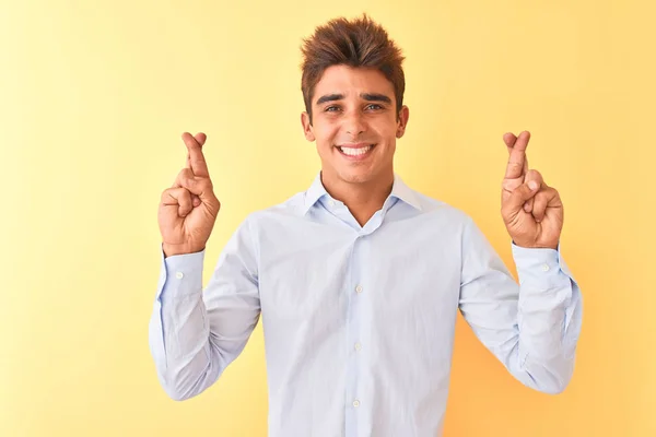 Young Handsome Businessman Wearing Elegant Shirt Isolated Yellow Background Gesturing — ストック写真