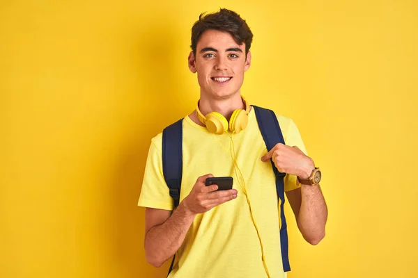 Adolescente Niño Con Auriculares Uso Teléfono Inteligente Sobre Fondo Aislado — Foto de Stock