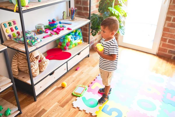 Schöner Kleinkind Junge Steht Kindergarten Und Hält Wecker — Stockfoto