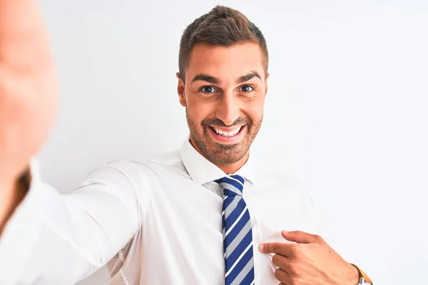 Joven Hombre Negocios Guapo Tomando Selfie Usando Teléfono Inteligente Sobre — Foto de Stock